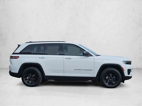 Used 2025 Jeep Grand Cherokee Altitude AWD/4WD image 9