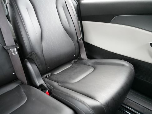 Certified 2022 Kia Carnival LX image 14