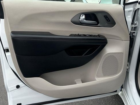 Used 2022 Chrysler Pacifica Touring-L FWD image 13