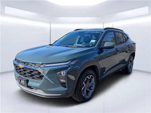 Used 2025 Chevrolet Trax LT image 7