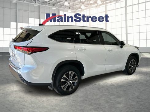 Used 2022 Toyota Highlander XLE AWD/4WD image 5