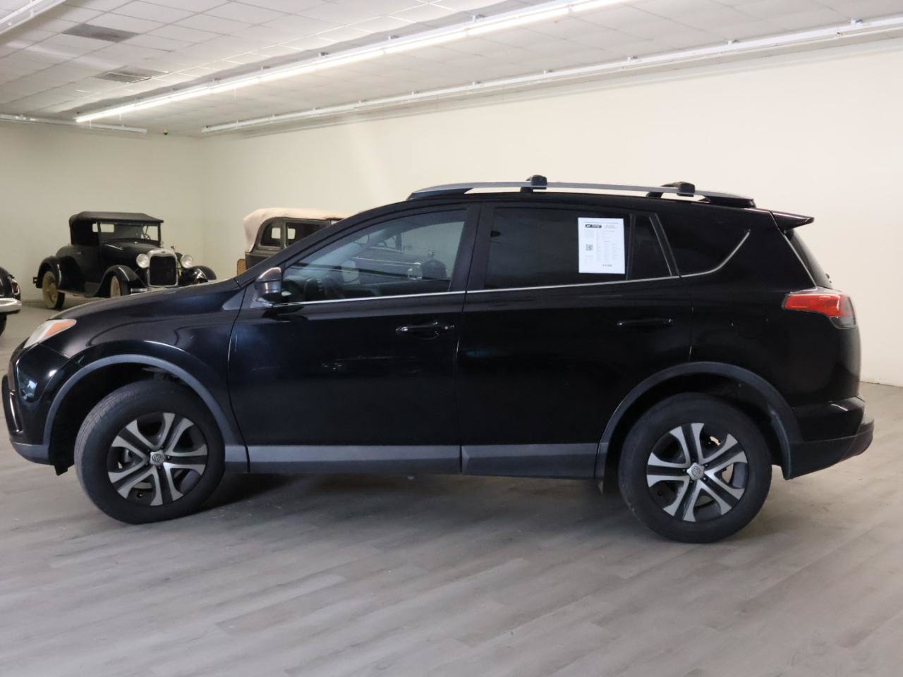 Used 2017 Toyota RAV4 LE FWD image 5