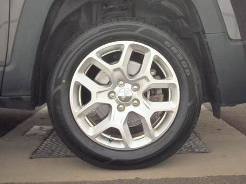 Used 2017 Jeep Renegade Latitude image 9