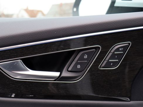 Used 2025 Audi Q8 Prestige w/ Prestige Package image 25