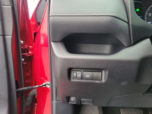 Used 2025 Toyota RAV4 XLE image 20