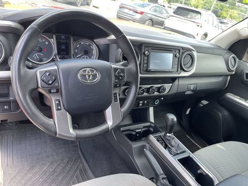Used 2018 Toyota Tacoma SR5 AWD/4WD image 11