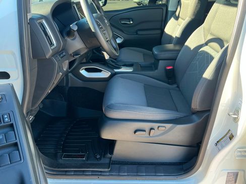 Used 2025 Nissan Frontier SV image 17