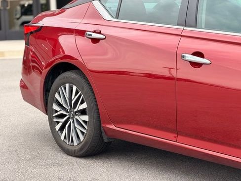 Used 2025 Nissan Altima 2.5 SV FWD image 5