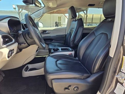 Used 2023 Chrysler Pacifica Touring-L FWD image 23