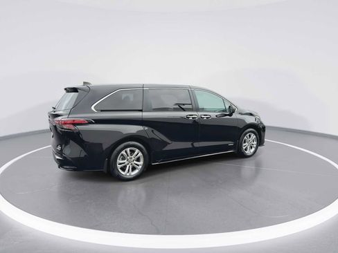 Used 2021 Toyota Sienna XSE image 8