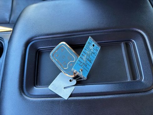 Used 2019 GMC Yukon XL SLT image 2