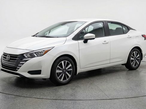 Used 2025 Nissan Versa SV image 3