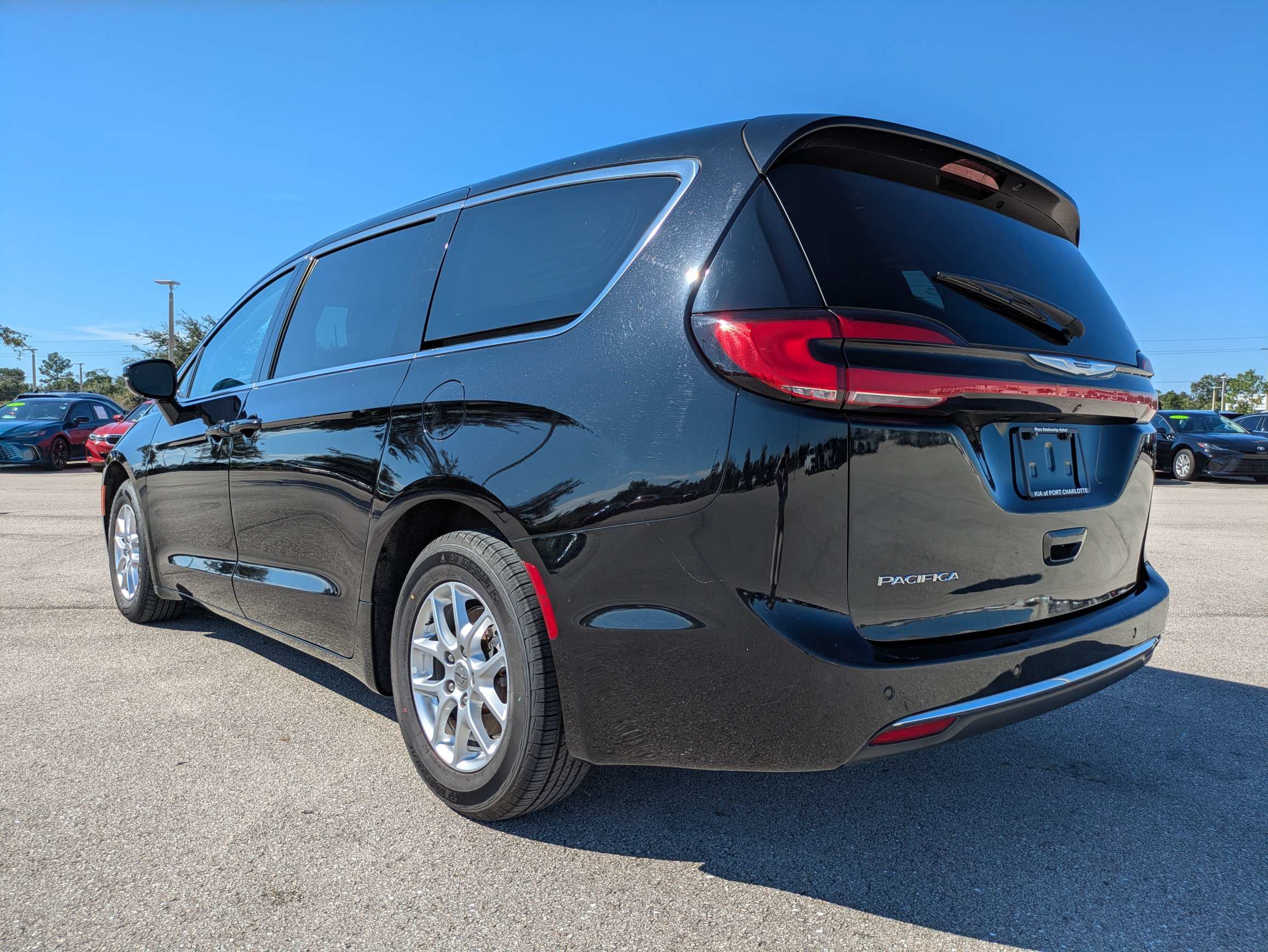 Used 2024 Chrysler Pacifica Touring-L FWD image 6