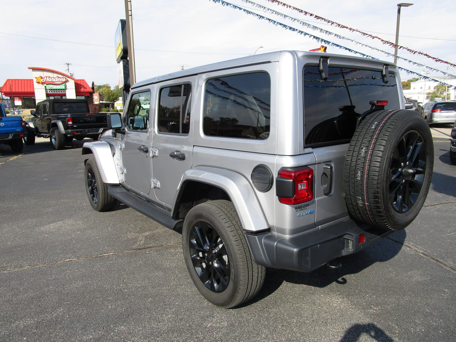 Used 2021 Jeep Wrangler Unlimited Sahara w/ Cold Weather Group AWD/4WD image 10