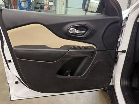 Used 2017 Jeep Cherokee Sport AWD/4WD image 13