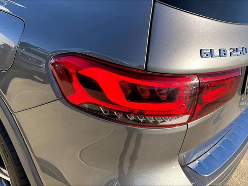 Used 2022 Mercedes-Benz GLB 250 image 28