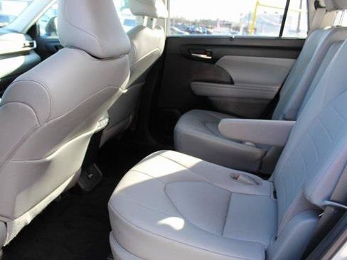 Certified 2021 Toyota Highlander XLE AWD/4WD image 21