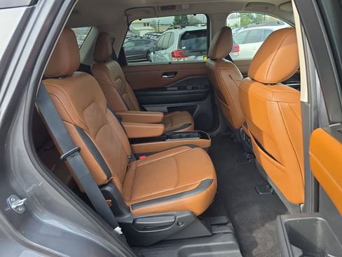 Used 2022 Nissan Pathfinder Platinum w/ Cargo Package image 10
