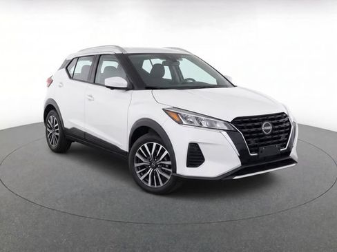 Used 2024 Nissan Kicks SV FWD image 3