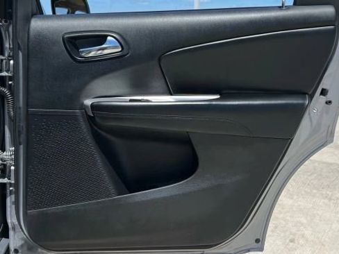 Used 2017 Dodge Journey SE w/ Flexible Seating Group image 16