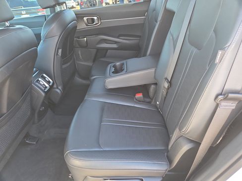 Used 2024 Kia Sorento S image 6