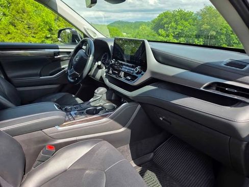 Used 2022 Toyota Highlander Platinum AWD/4WD image 5