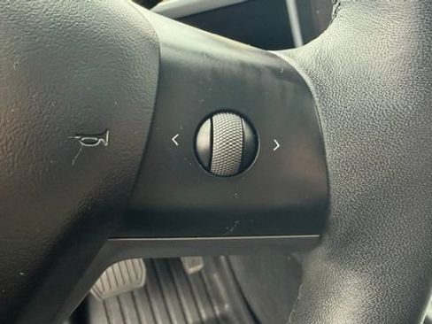 Used 2022 Tesla Model Y Long Range AWD/4WD image 29