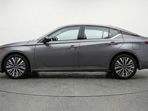 Used 2025 Nissan Altima 2.5 SV FWD image 5
