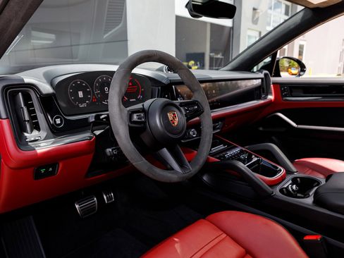 Used 2025 Porsche Cayenne GTS AWD/4WD image 38