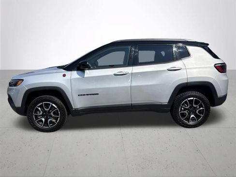 Used 2025 Jeep Compass Trailhawk AWD/4WD image 10