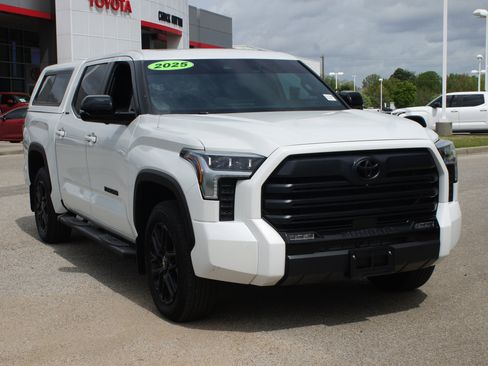 Used 2025 Toyota Tundra Limited AWD/4WD image 25