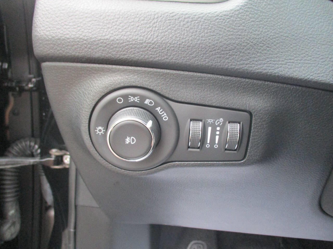 Used 2018 Jeep Compass Latitude w/ Popular Equipment Group FWD image 15