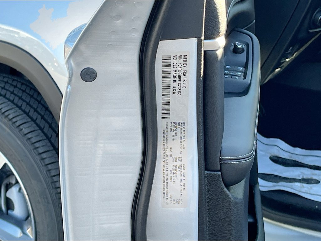 New 2026 Jeep Grand Cherokee Limited w/ Luxury Tech Group II RWD image 28