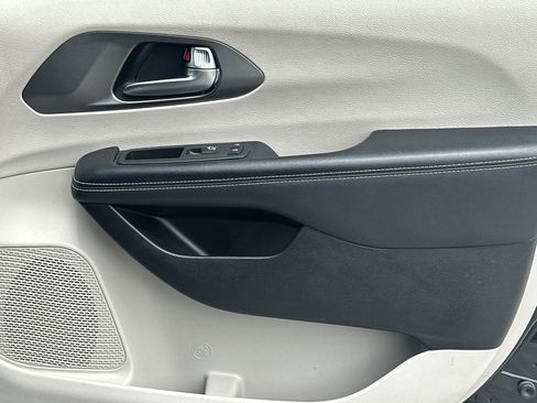 Used 2023 Chrysler Pacifica Touring-L FWD image 14