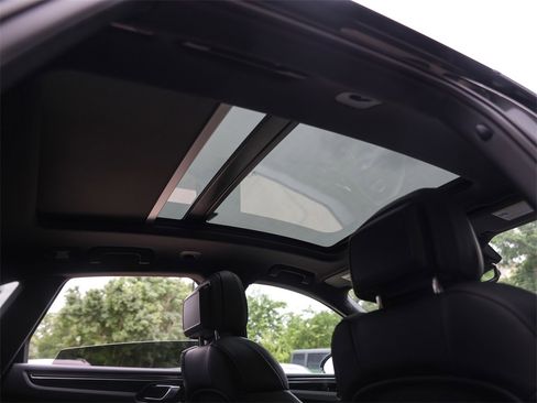 Used 2025 Porsche Macan image 37