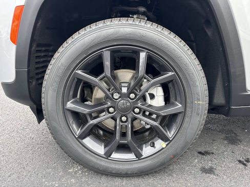 New 2025 Jeep Grand Cherokee Limited image 3