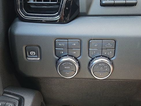 Used 2024 GMC Sierra 2500 AT4 w/ AT4 Premium Plus Package AWD/4WD image 26