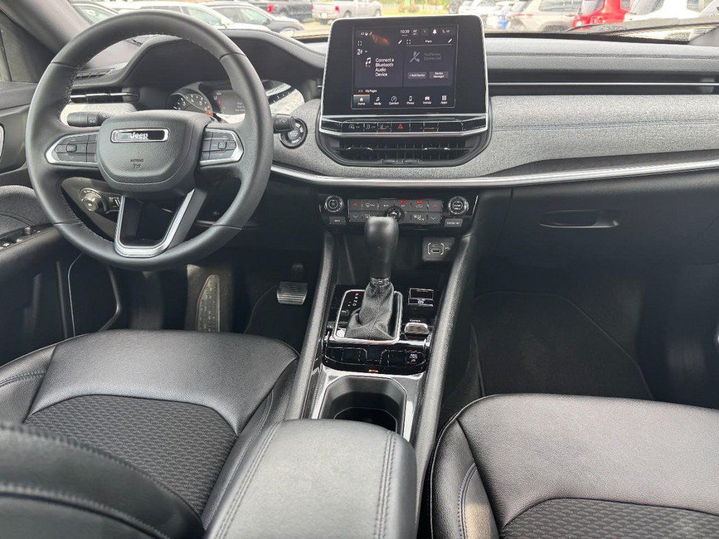 Used 2025 Jeep Compass Latitude w/ Convenience Group AWD/4WD image 11