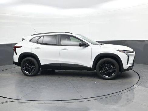 Used 2025 Chevrolet Trax ACTIV w/ Sunroof Package image 3