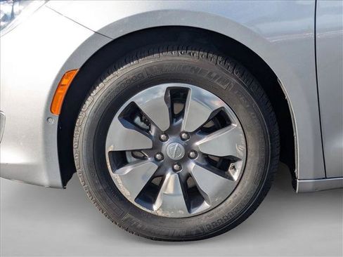 Used 2017 Chrysler Pacifica Platinum FWD image 29