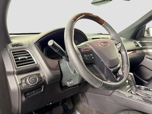 Used 2018 Ford Explorer Platinum AWD/4WD image 9