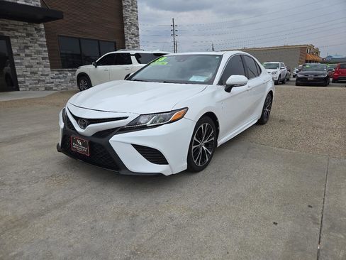 Used 2018 Toyota Camry SE w/ Moonroof Package FWD image 2