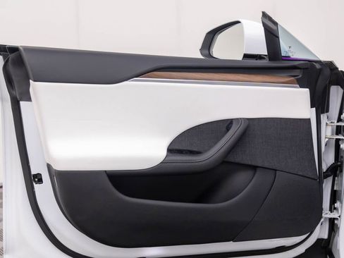 Used 2022 Tesla Model S image 9