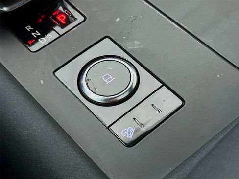 Used 2023 Land Rover Discovery Metropolitan Edition AWD/4WD image 13