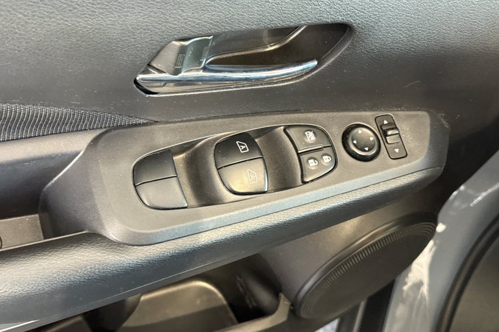 Used 2023 Nissan Kicks SV FWD image 13