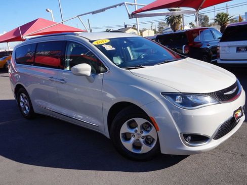 Used 2017 Chrysler Pacifica Touring-L Plus image 2