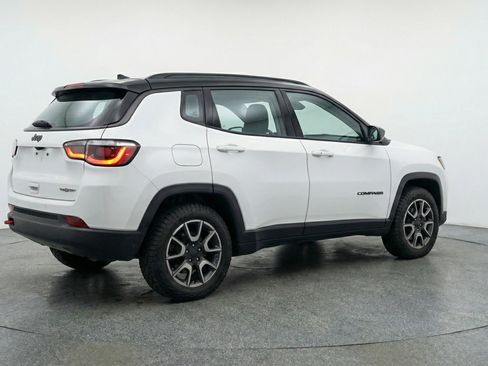 Used 2025 Jeep Compass Trailhawk image 9