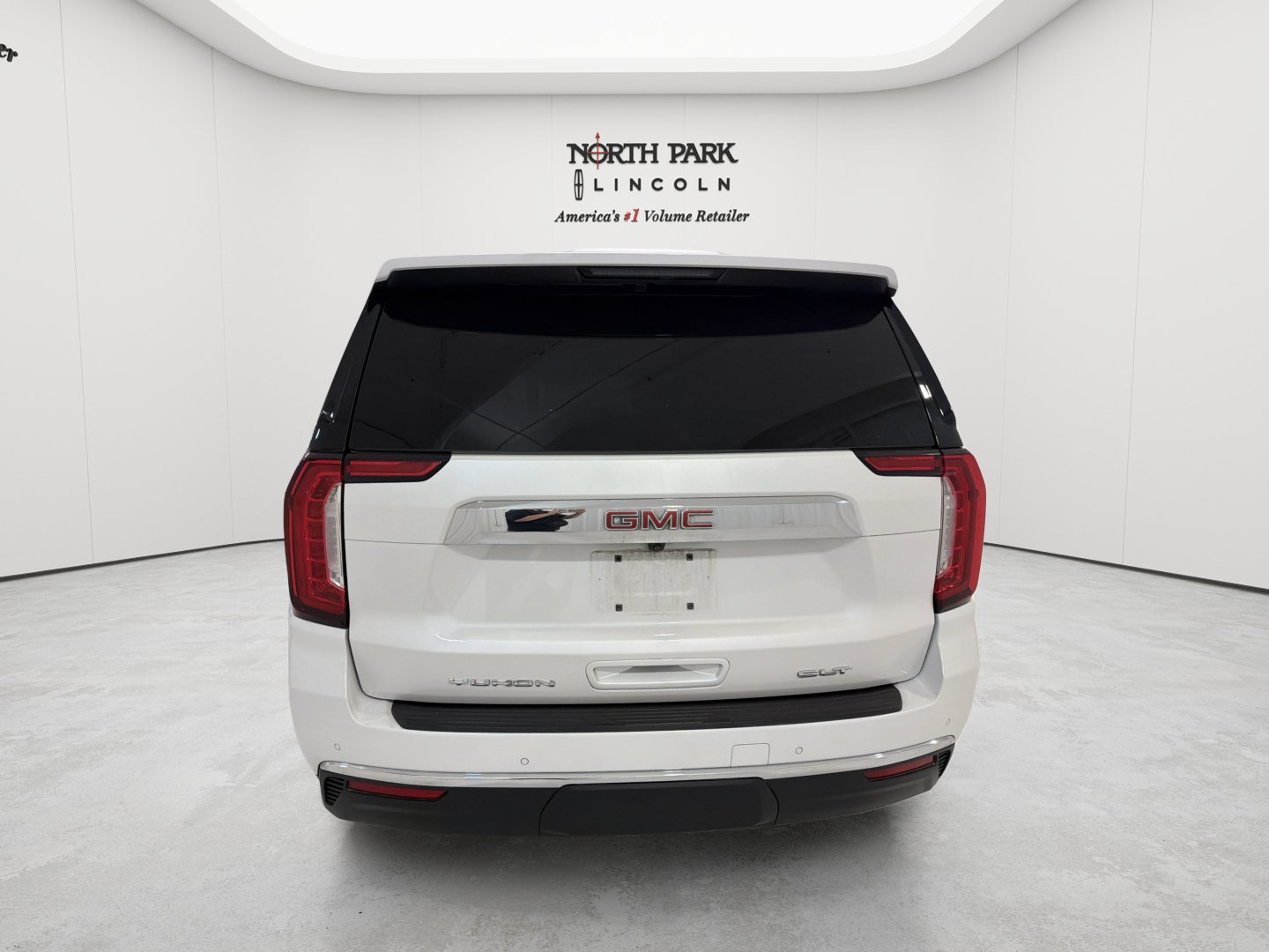 Used 2023 GMC Yukon SLT w/ SLT Premium Package AWD/4WD image 4