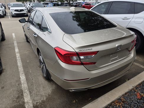 Used 2018 Honda Accord Touring image 4
