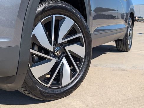 Used 2025 Volkswagen Atlas SE FWD image 2
